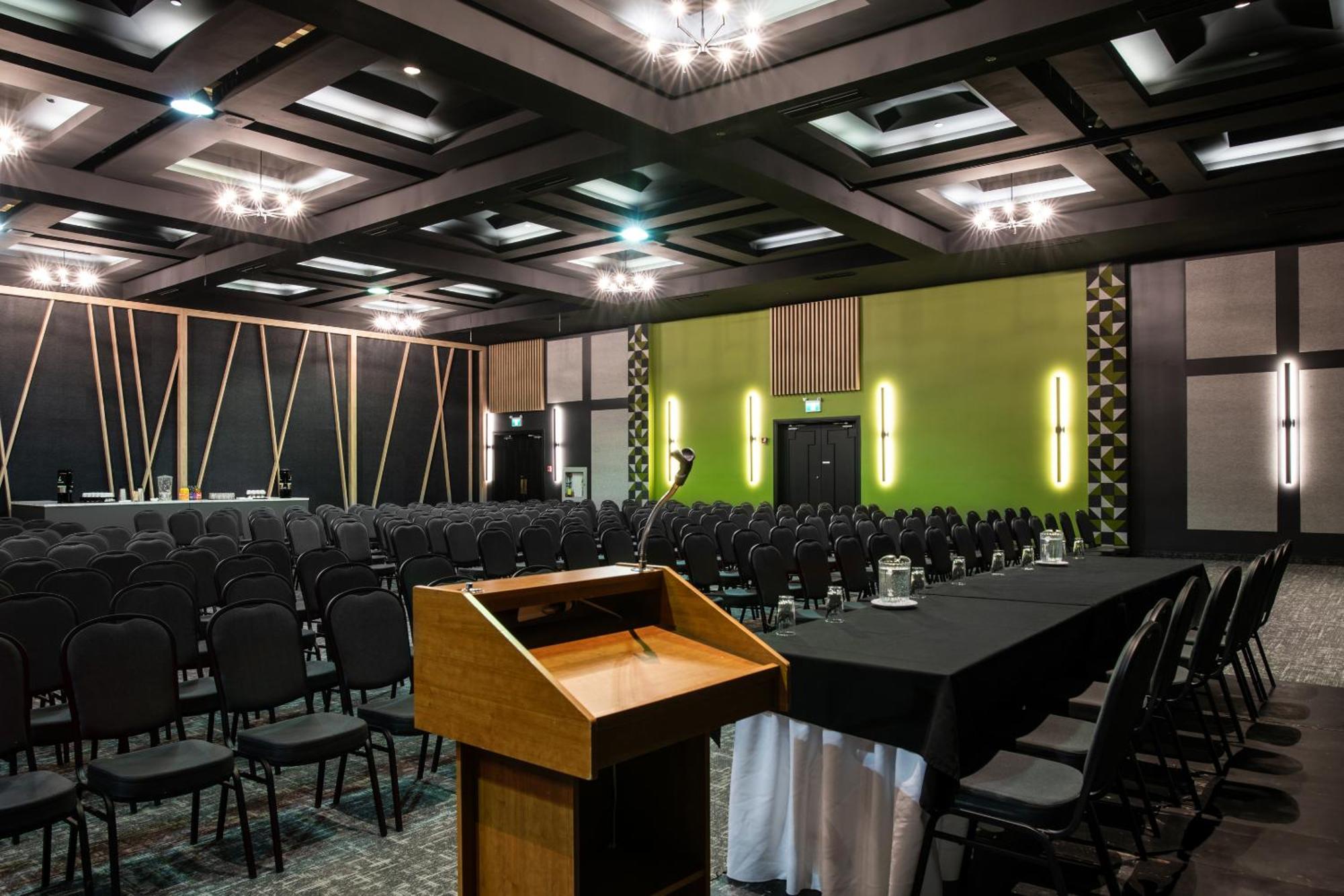 Hotel La Sagueneenne - Et Centre De Congres 4*